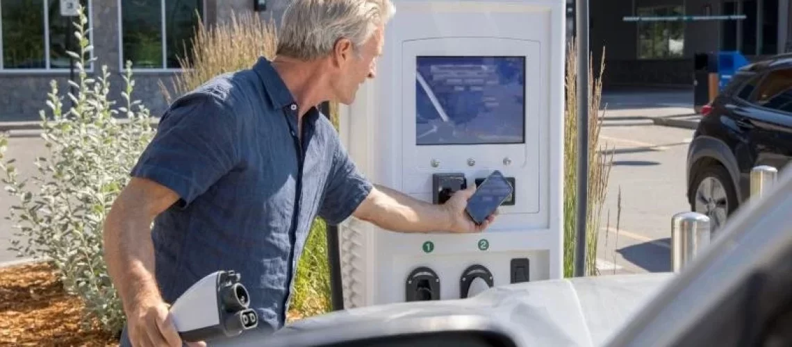 es-man-paying-for-charging-car-800x450